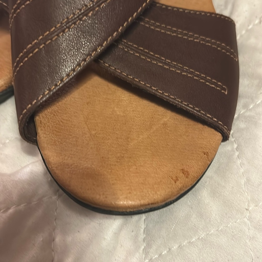 Clarks Brown Sandals with Slingback Design and Crisscross Straps - Picture 9 of 9